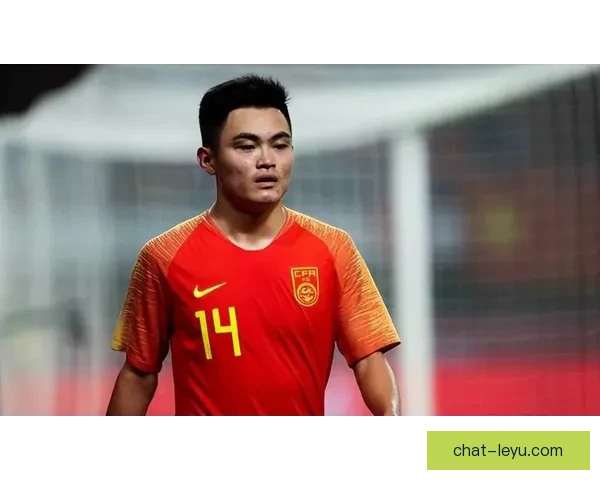 国足新帅上任首战告捷年轻球员崭露锋芒引发热议关注球迷期待未来走势