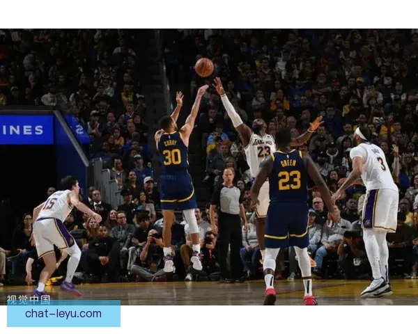 NBA最新动态：勇士大胜湖人，库里再创三分纪录，詹姆斯伤情更新