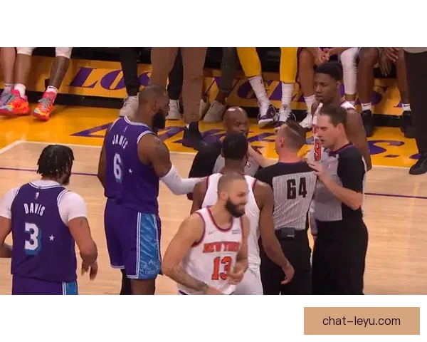 NBA裁判报告还原尼克斯关键回合判罚引发热议